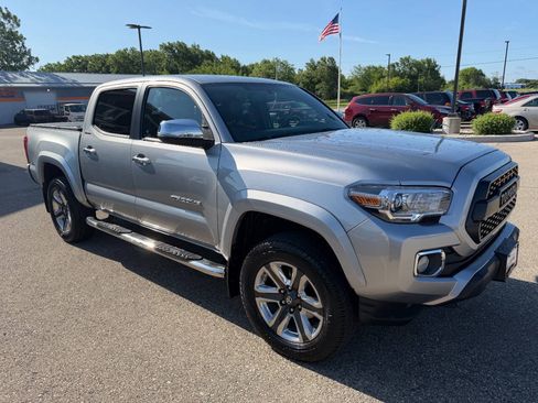 Used 2017 Toyota Tacoma Limited w/ Tow Package AWD/4WD image 7