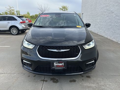 Used 2023 Chrysler Pacifica Touring-L FWD image 2