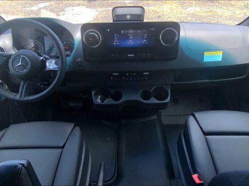 Used 2025 Mercedes-Benz Sprinter 2500 image 18