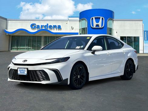 Used 2025 Toyota Camry SE FWD image 3