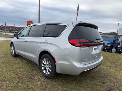 New 2026 Chrysler Pacifica Select AWD/4WD image 5