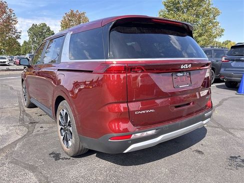 Used 2024 Kia Carnival EX image 9