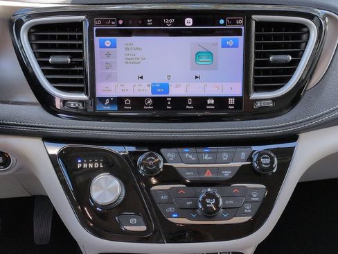 Used 2021 Chrysler Pacifica Touring-L w/ Premium & Safety Sphere Group FWD image 18