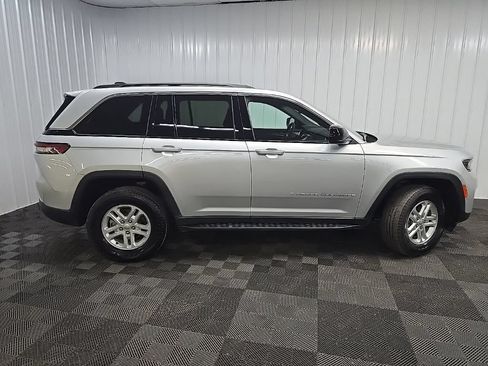 Used 2025 Jeep Grand Cherokee Laredo w/ Luxury Tech Group I AWD/4WD image 2