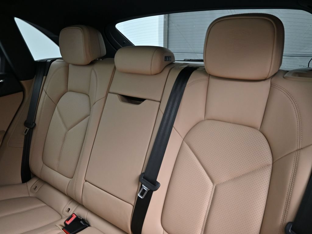 Certified 2026 Porsche Macan AWD/4WD image 6