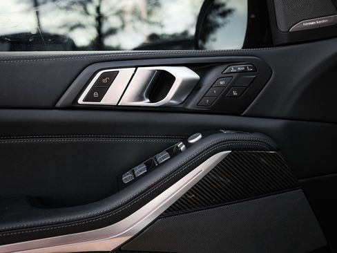 Used 2025 BMW X7 M60i w/ Climate Comfort Package image 15