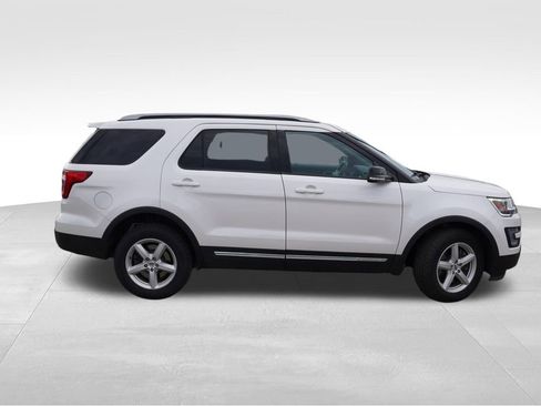 Used 2017 Ford Explorer XLT w/ Equipment Group 202A AWD/4WD image 2