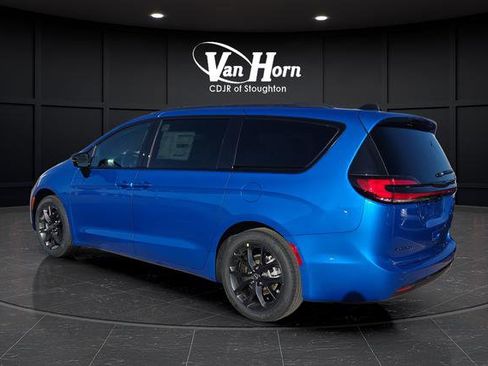 New 2026 Chrysler Pacifica Select w/ S Appearance Package image 3