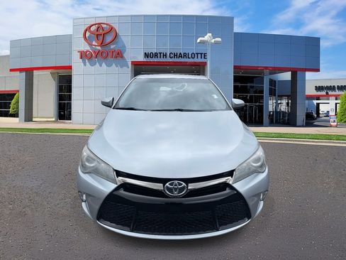 Used 2016 Toyota Camry SE image 3
