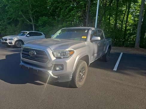 Used 2018 Toyota Tacoma SR5 AWD/4WD image 12