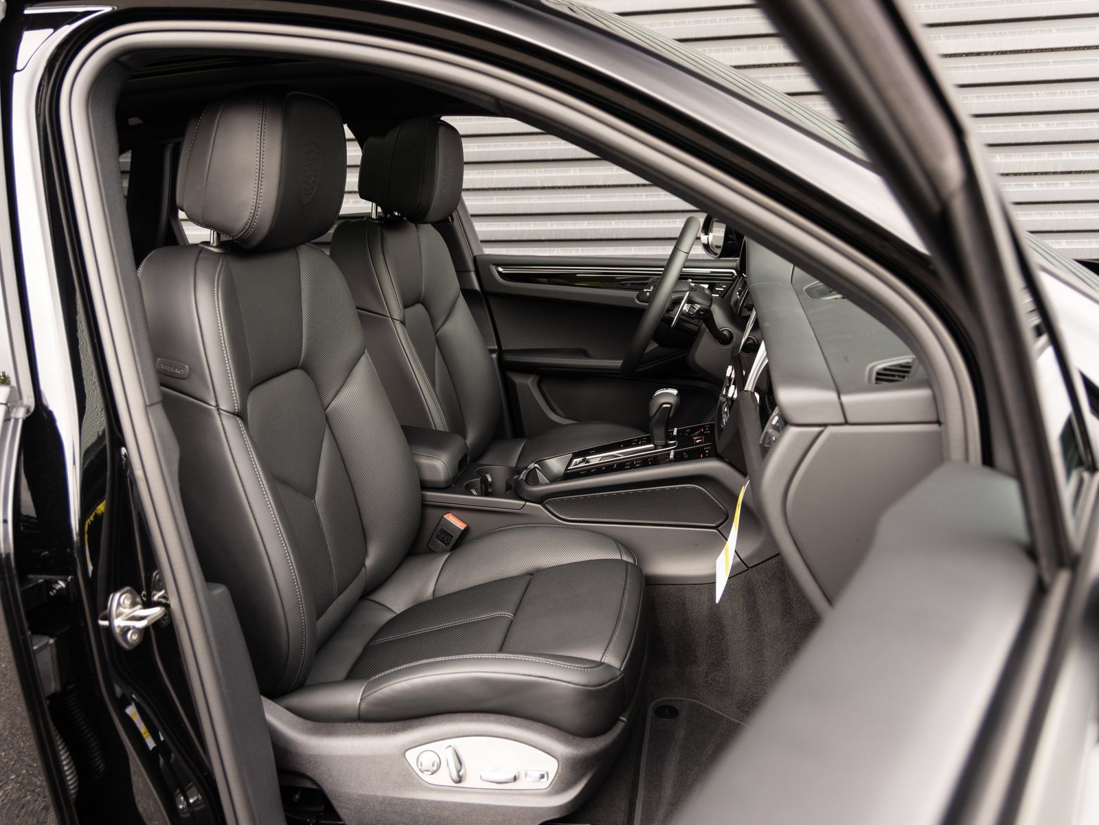 Certified 2026 Porsche Macan AWD/4WD image 33