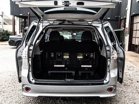 Used 2016 Toyota Sienna SE w/ SE Preferred Package image 19