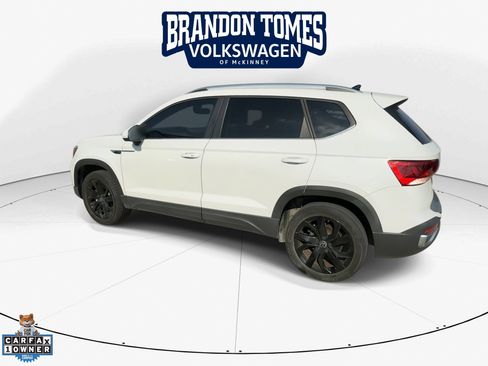 Used 2023 Volkswagen Taos SE w/ Panoramic Sunroof Package FWD image 6