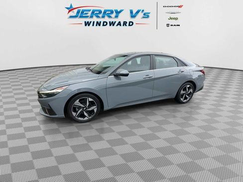 Used 2023 Hyundai Elantra Limited image 4