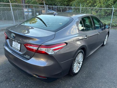 Used 2019 Toyota Camry XLE FWD image 5