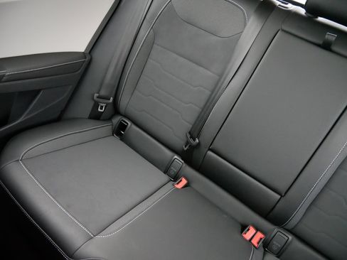 Used 2025 Volkswagen Taos SE image 12