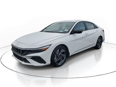 Used 2025 Hyundai Elantra Sport image 3