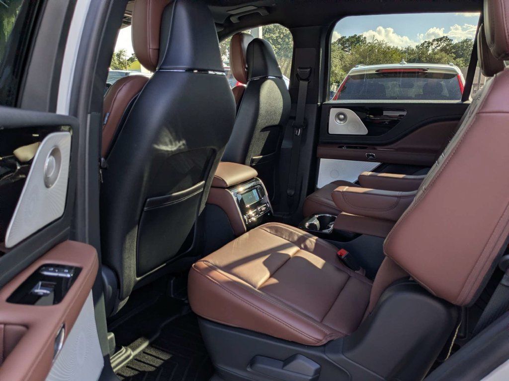 Used 2025 Lincoln Aviator Reserve w/ Equipment Group 201A AWD/4WD image 19