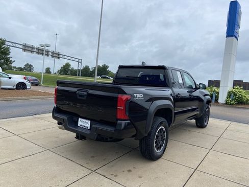 Used 2024 Toyota Tacoma TRD Off-Road AWD/4WD image 7