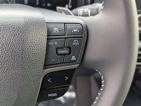 Used 2025 Toyota Camry SE image 21