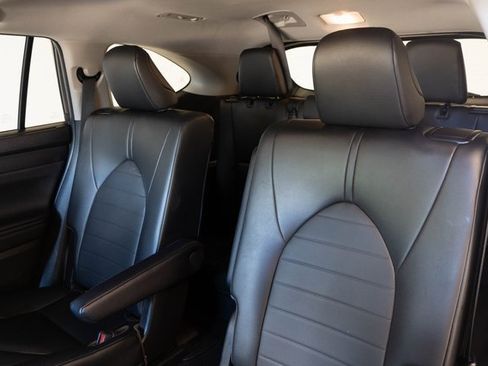 Used 2023 Toyota Highlander L image 17