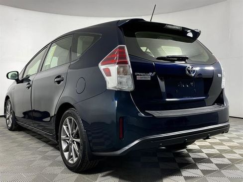 Used 2017 Toyota Prius V Five image 5