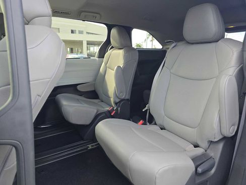 Certified 2025 Toyota Sienna XLE image 18