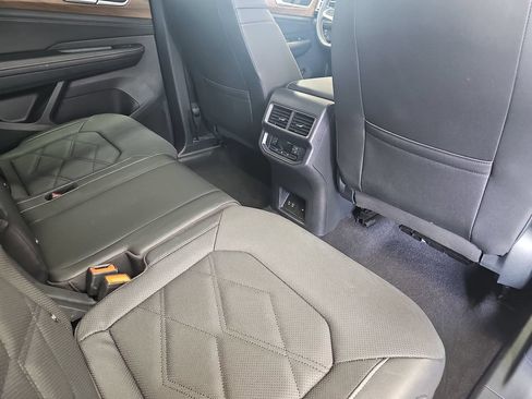 Used 2025 Volkswagen Atlas SE FWD image 11