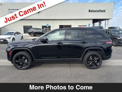 Used 2023 Jeep Grand Cherokee Altitude image 2