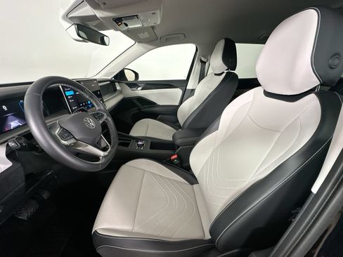 Certified 2025 Volkswagen Tiguan SE AWD/4WD image 31