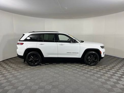 Used 2023 Jeep Grand Cherokee Altitude image 8