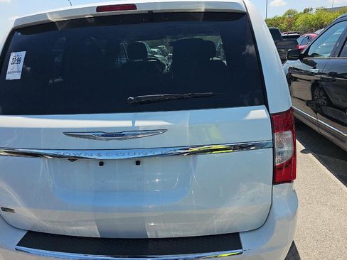 Used 2015 Chrysler Town & Country Touring image 5