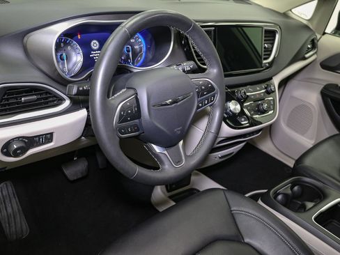 Used 2024 Chrysler Pacifica Touring-L image 42