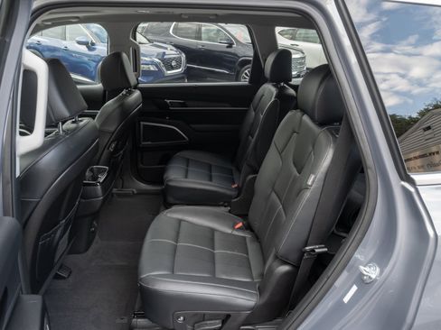 Used 2024 Kia Telluride EX w/ EX Captain's Chair Package image 18