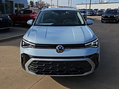 New 2026 Volkswagen Taos SE image 2