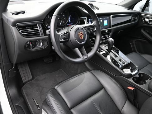 Certified 2025 Porsche Macan AWD/4WD image 4