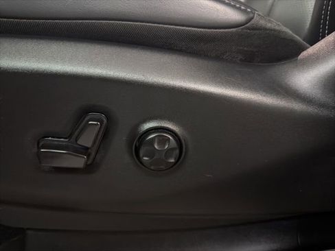 Used 2023 Chrysler Pacifica Touring-L image 15