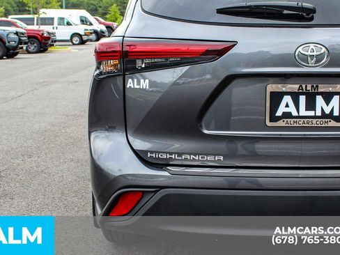 Used 2025 Toyota Highlander XLE AWD/4WD image 12