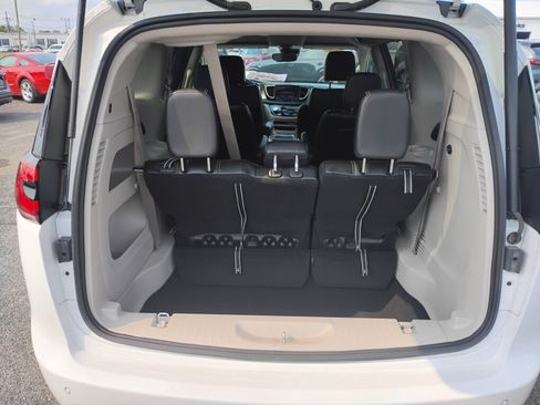 Used 2023 Chrysler Pacifica Touring-L FWD image 13