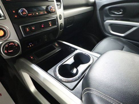 Used 2017 Nissan Titan PRO-4X AWD/4WD image 18
