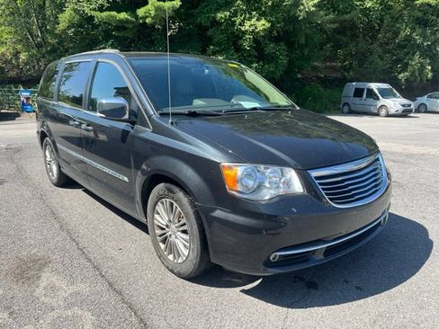 Used 2016 Chrysler Town & Country Touring-L FWD image 3