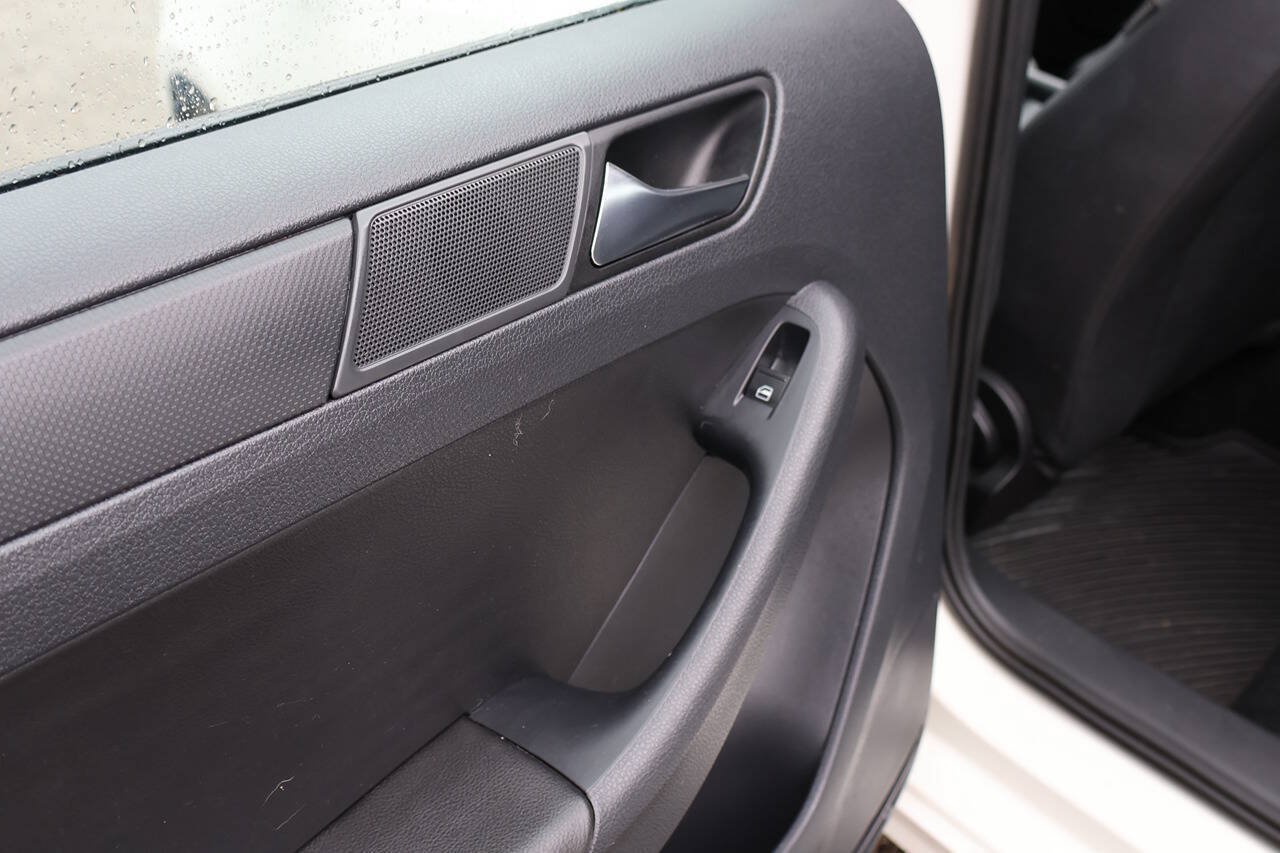 Used 2011 Volkswagen Jetta SE FWD image 14