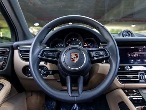 Certified 2025 Porsche Macan image 28