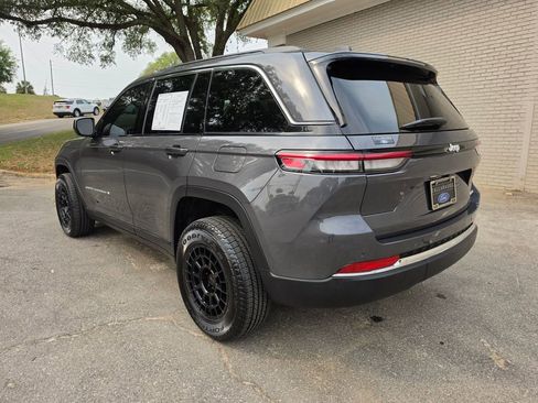 Used 2025 Jeep Grand Cherokee Laredo w/ Luxury Tech Group I RWD image 2