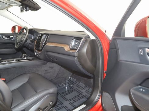 Used 2022 Volvo XC60 B5 Momentum image 44