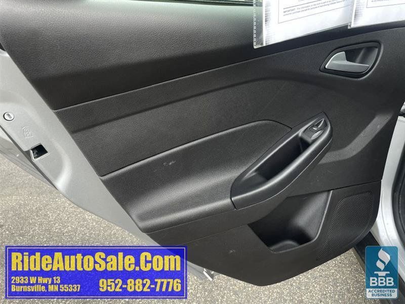 Used 2013 Ford Focus SE w/ SE Winter Pkg FWD image 11