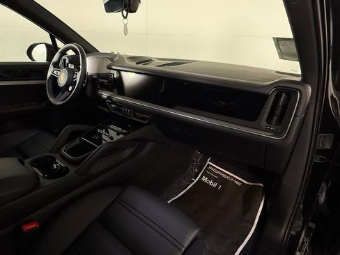 Certified 2025 Porsche Cayenne S image 19