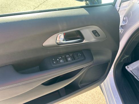 Used 2025 Chrysler Pacifica Select image 21