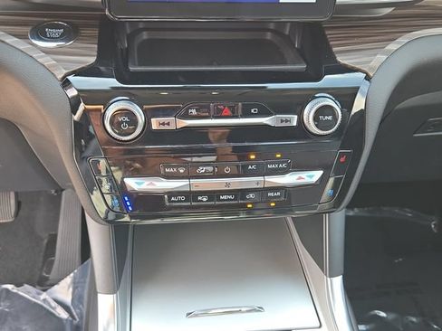 Used 2023 Ford Explorer Limited w/ Equipment Group 301A AWD/4WD image 27