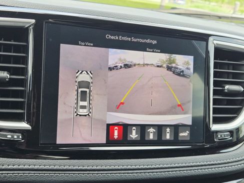 Used 2024 Chrysler Pacifica Limited image 32